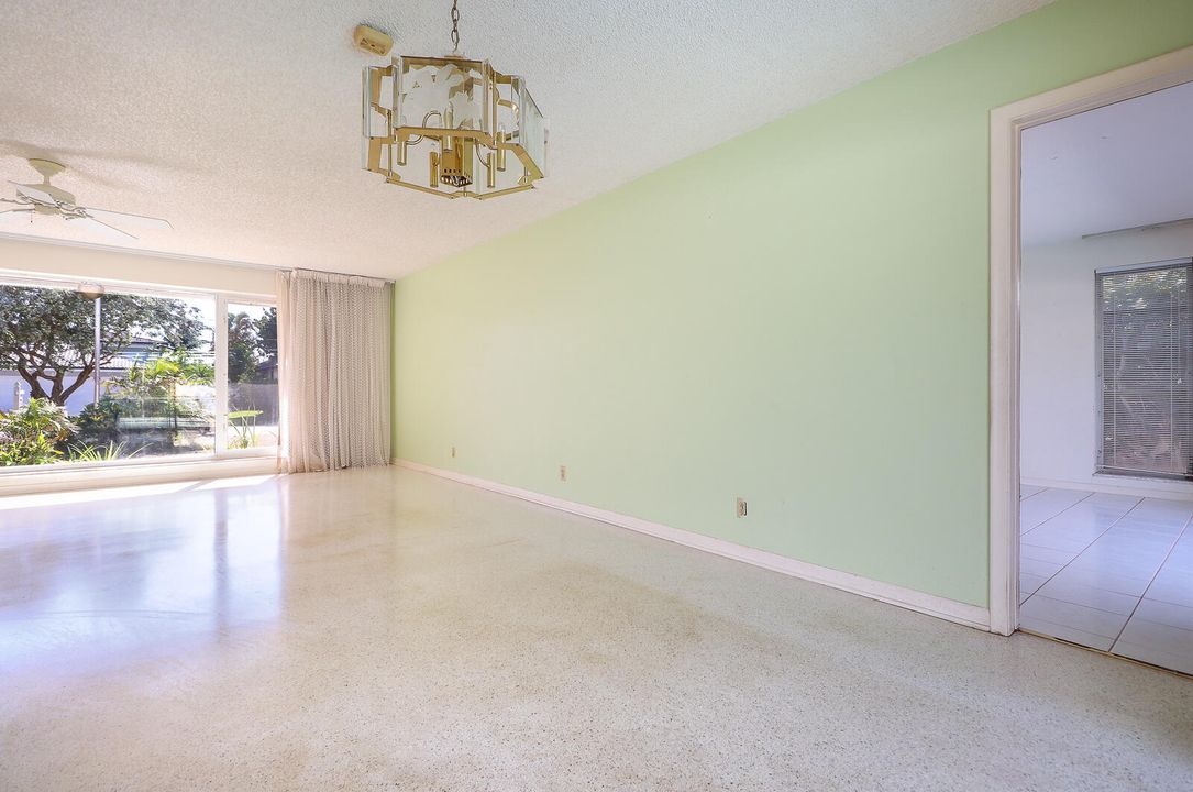 合同活跃: $1,100,000 (2 贝兹, 2 浴室, 1448 平方英尺)