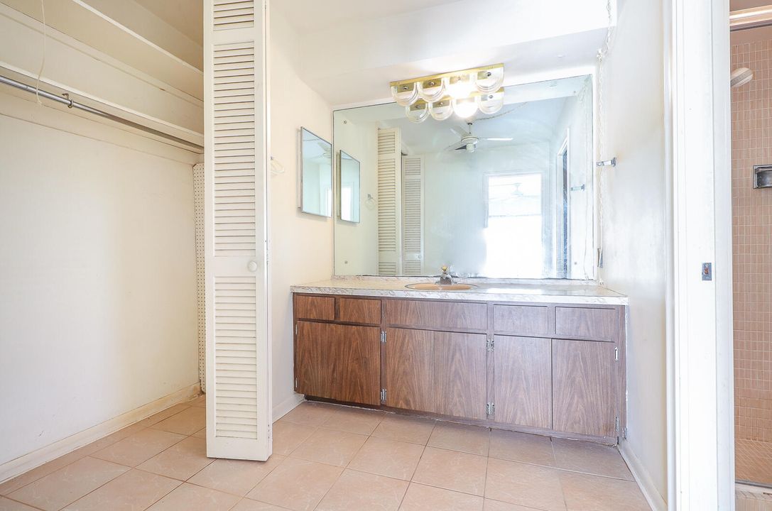 合同活跃: $1,100,000 (2 贝兹, 2 浴室, 1448 平方英尺)