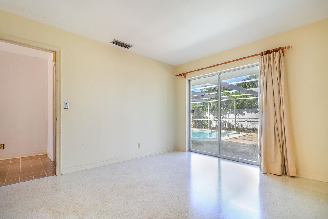 合同活跃: $1,100,000 (2 贝兹, 2 浴室, 1448 平方英尺)