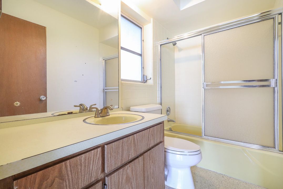 合同活跃: $1,100,000 (2 贝兹, 2 浴室, 1448 平方英尺)