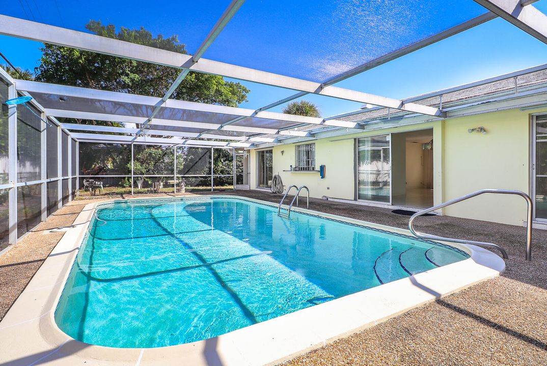 合同活跃: $1,100,000 (2 贝兹, 2 浴室, 1448 平方英尺)