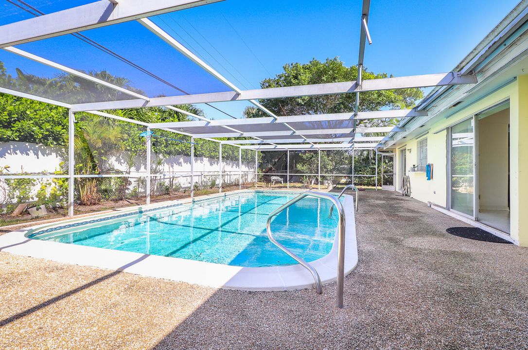 合同活跃: $1,100,000 (2 贝兹, 2 浴室, 1448 平方英尺)