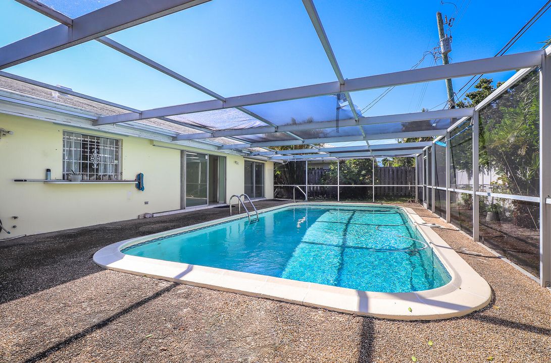 合同活跃: $1,100,000 (2 贝兹, 2 浴室, 1448 平方英尺)