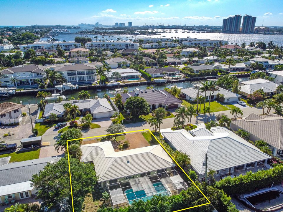 合同活跃: $1,100,000 (2 贝兹, 2 浴室, 1448 平方英尺)