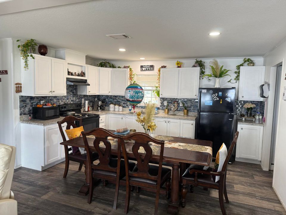 На продажу: $449,900 (3 спален, 2 ванн, 1303 Квадратных фут)