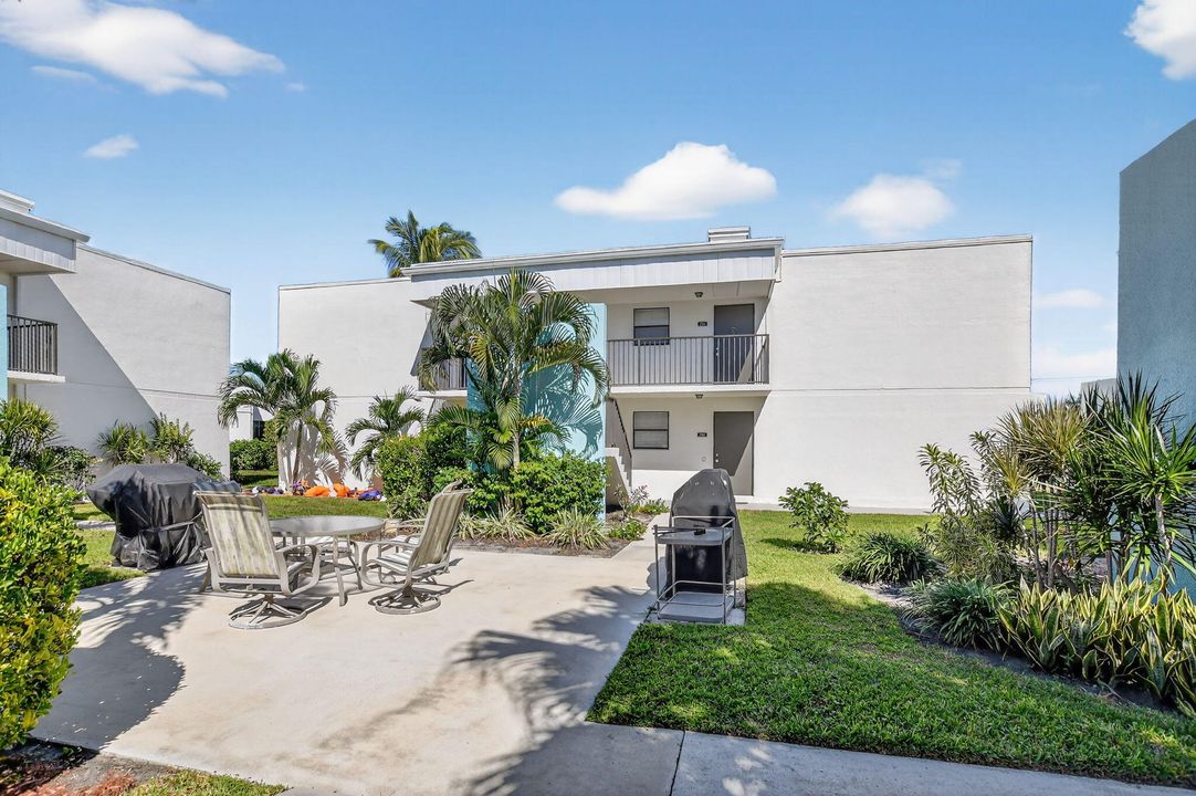 Active With Contract: $293,500 (2 beds, 2 baths, 1056 Square Feet)