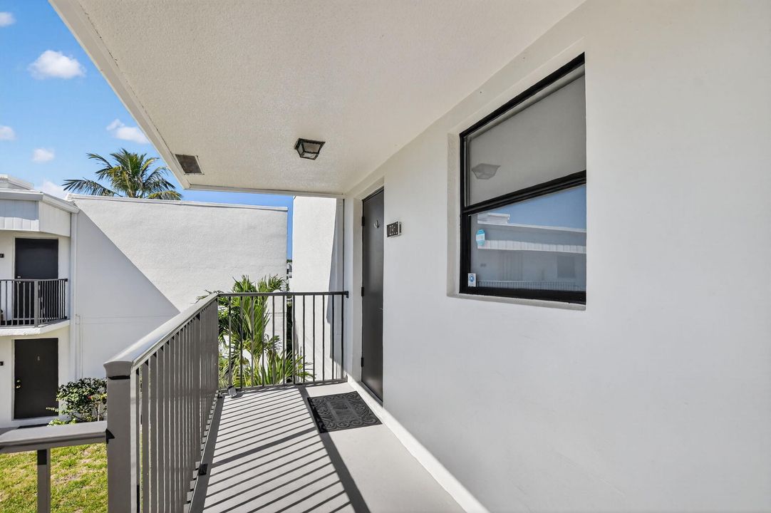 Active With Contract: $293,500 (2 beds, 2 baths, 1056 Square Feet)