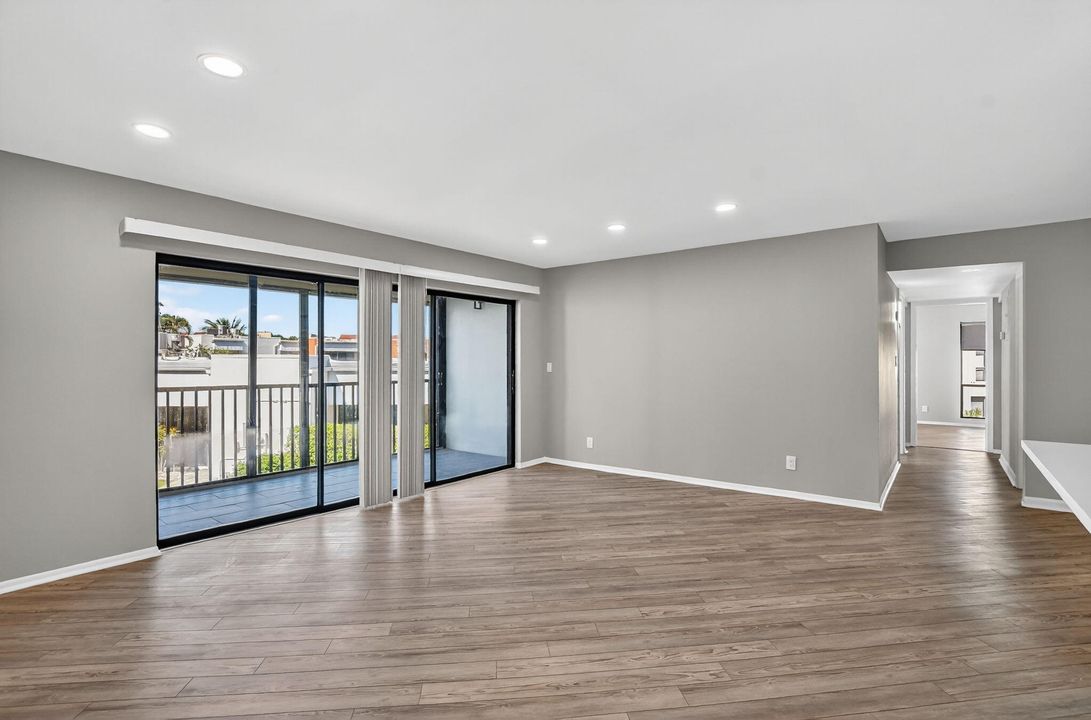 Active With Contract: $293,500 (2 beds, 2 baths, 1056 Square Feet)