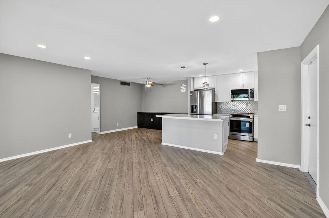 Active With Contract: $293,500 (2 beds, 2 baths, 1056 Square Feet)