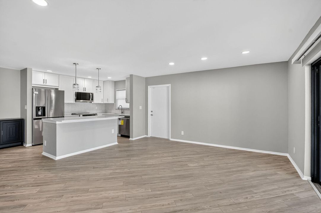 Active With Contract: $293,500 (2 beds, 2 baths, 1056 Square Feet)