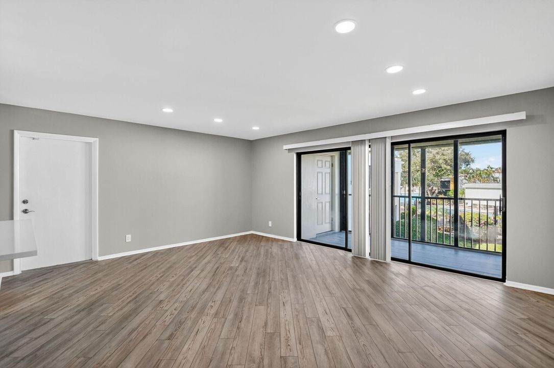 Active With Contract: $293,500 (2 beds, 2 baths, 1056 Square Feet)