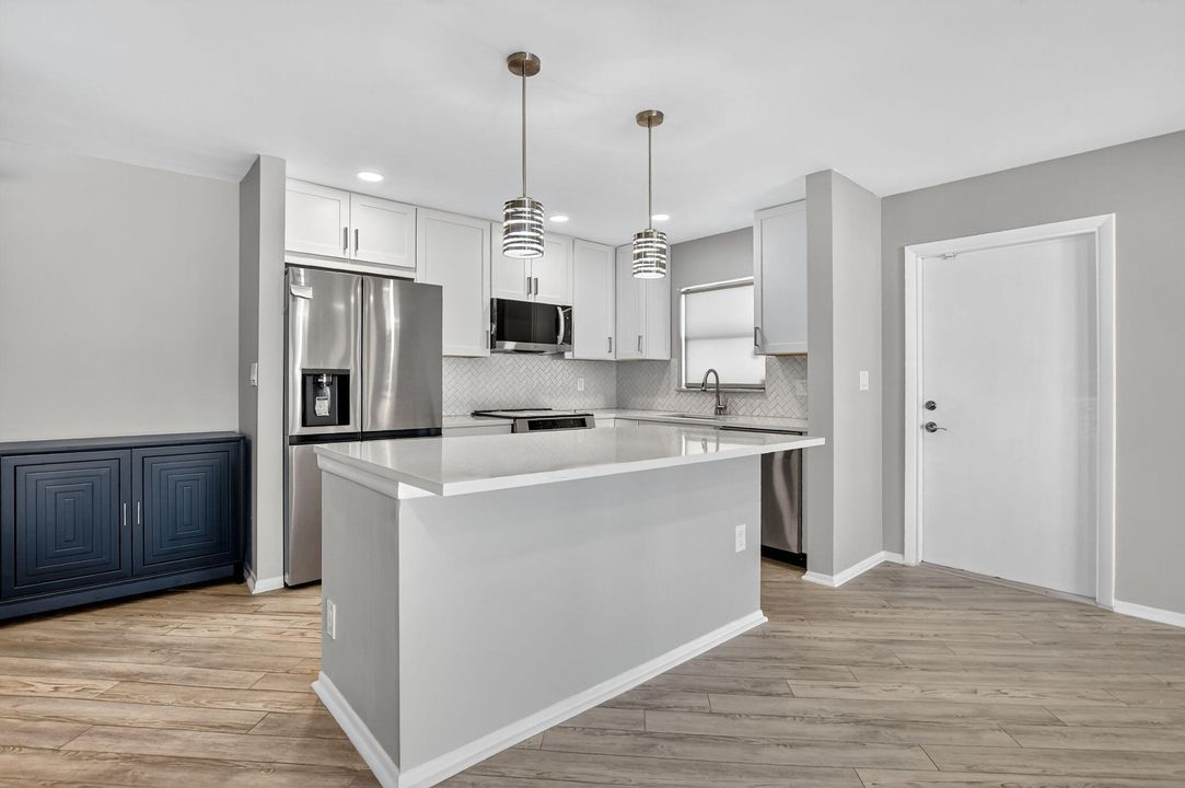 Active With Contract: $293,500 (2 beds, 2 baths, 1056 Square Feet)