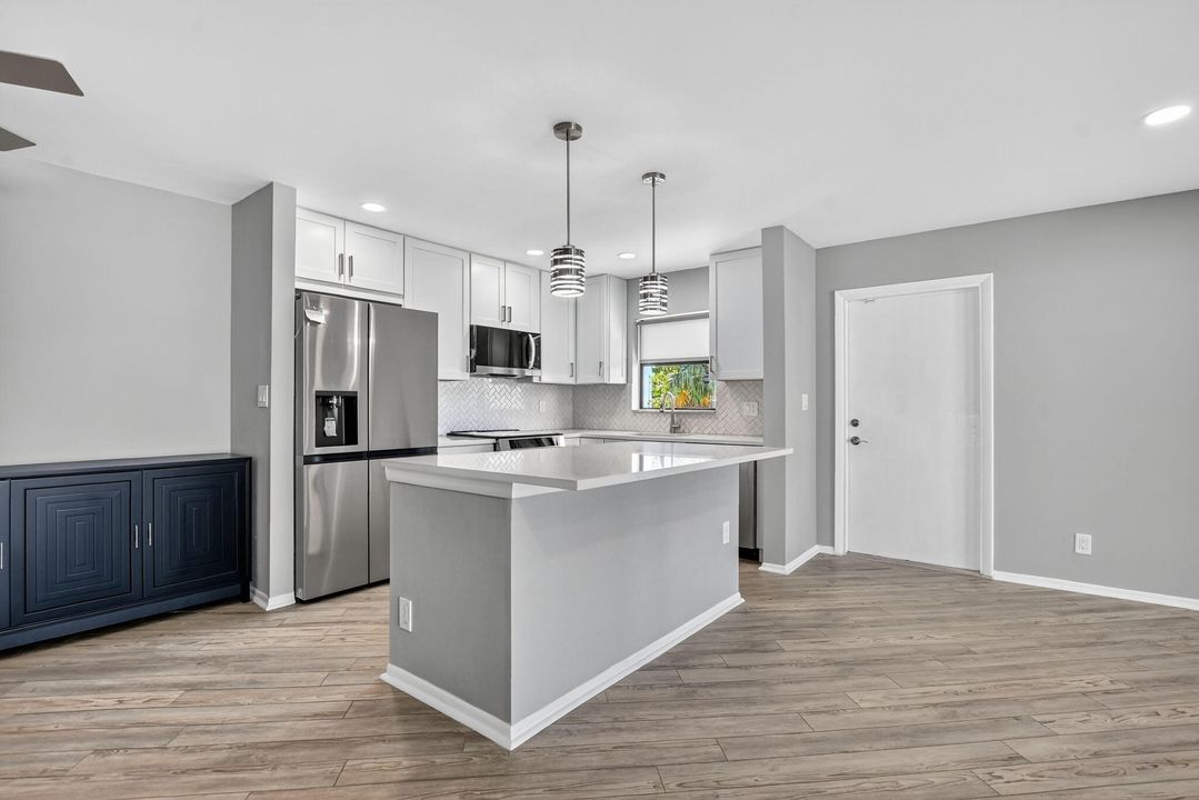 Active With Contract: $293,500 (2 beds, 2 baths, 1056 Square Feet)