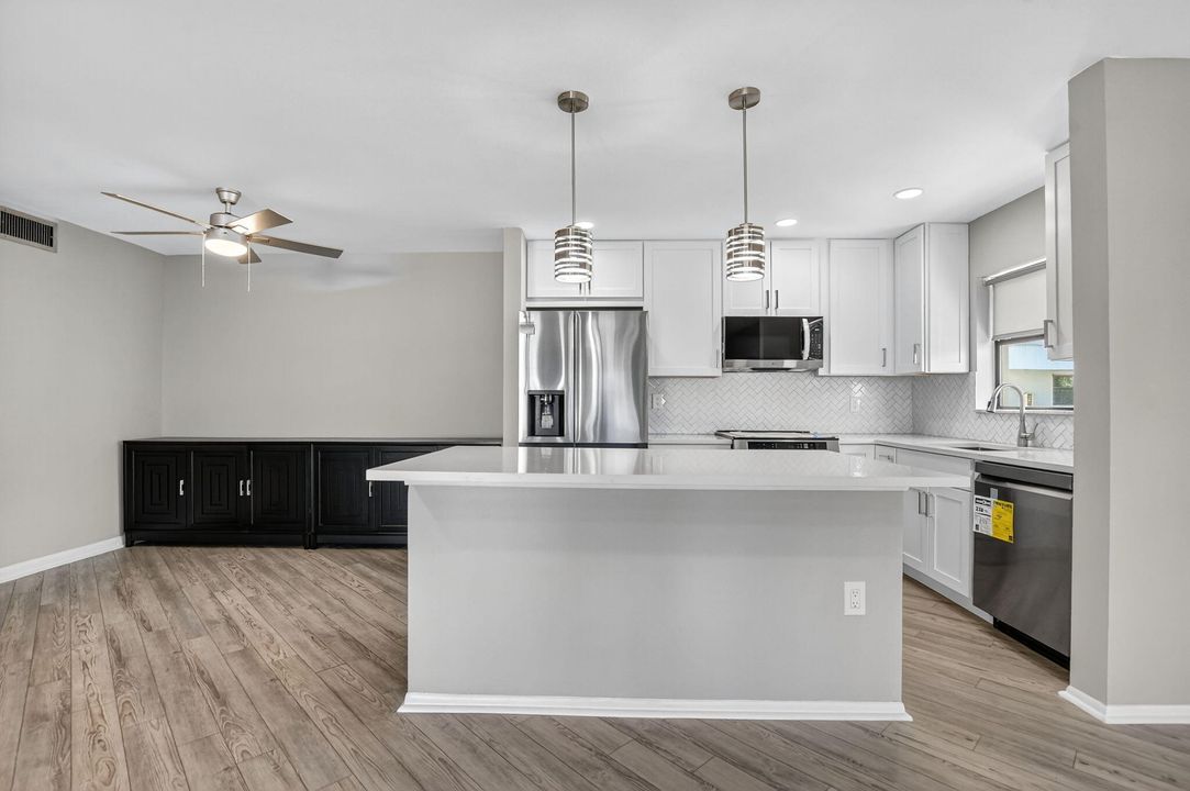 Active With Contract: $293,500 (2 beds, 2 baths, 1056 Square Feet)