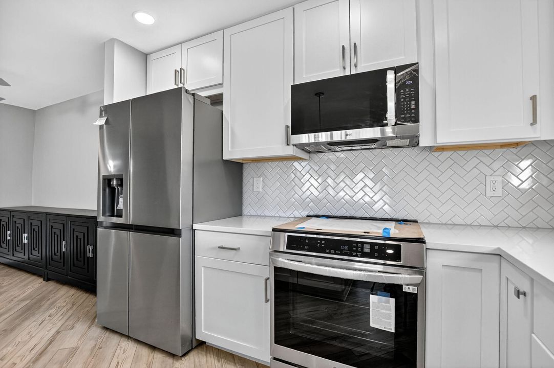 Active With Contract: $293,500 (2 beds, 2 baths, 1056 Square Feet)