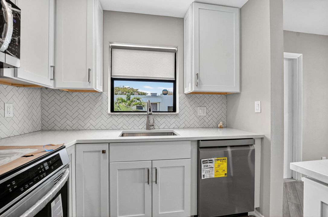 Active With Contract: $293,500 (2 beds, 2 baths, 1056 Square Feet)