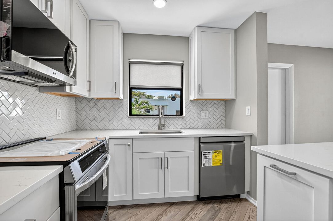 Active With Contract: $293,500 (2 beds, 2 baths, 1056 Square Feet)