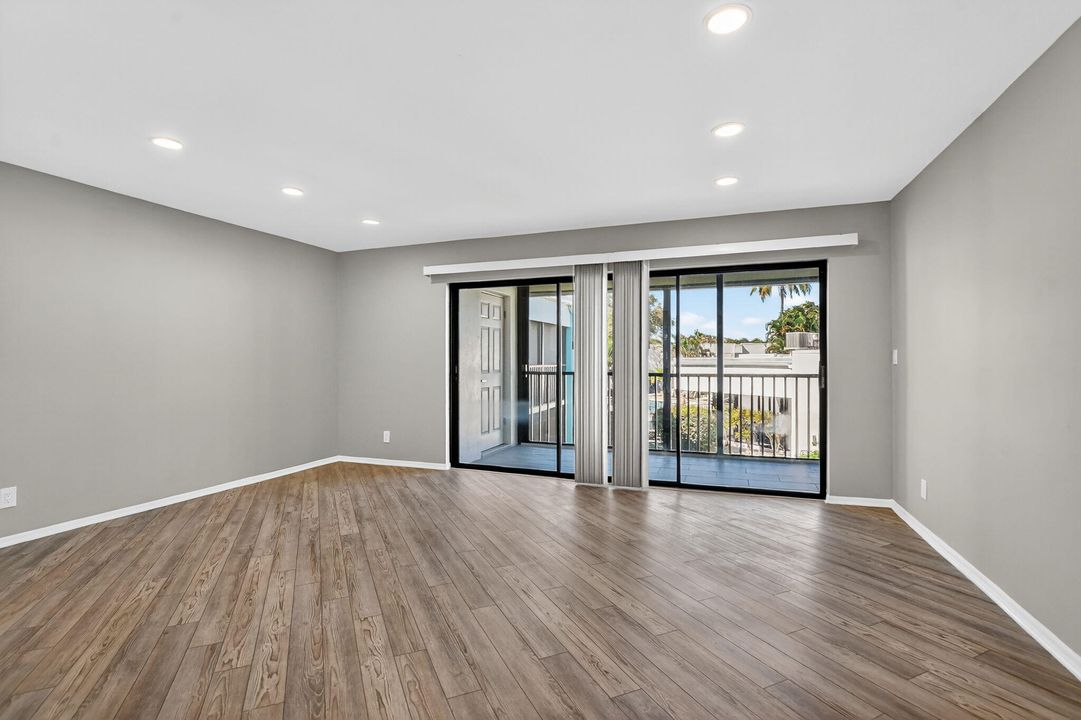 Active With Contract: $293,500 (2 beds, 2 baths, 1056 Square Feet)