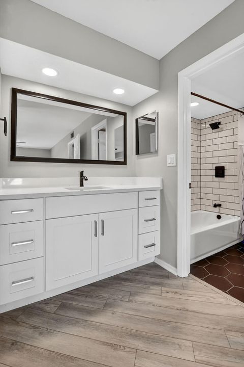 Active With Contract: $293,500 (2 beds, 2 baths, 1056 Square Feet)