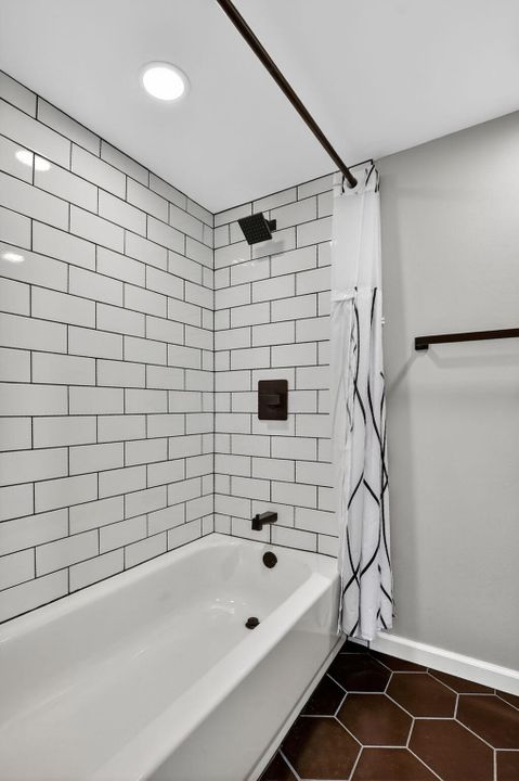 Active With Contract: $293,500 (2 beds, 2 baths, 1056 Square Feet)