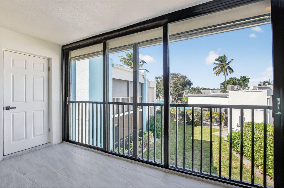 Active With Contract: $293,500 (2 beds, 2 baths, 1056 Square Feet)