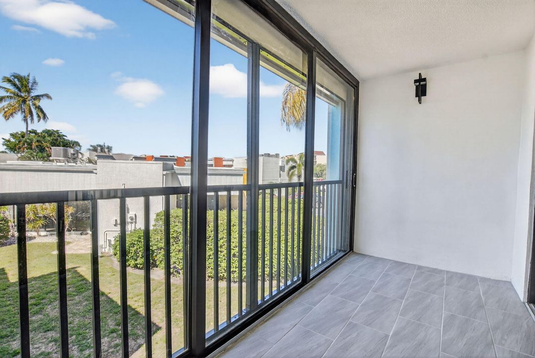 Active With Contract: $293,500 (2 beds, 2 baths, 1056 Square Feet)