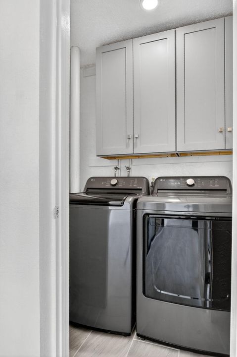 Active With Contract: $293,500 (2 beds, 2 baths, 1056 Square Feet)