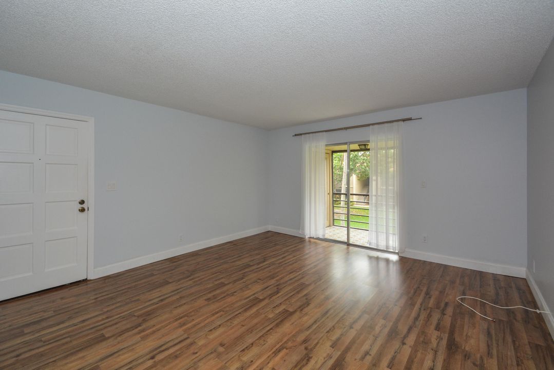Active With Contract: $1,700 (1 beds, 1 baths, 729 Square Feet)