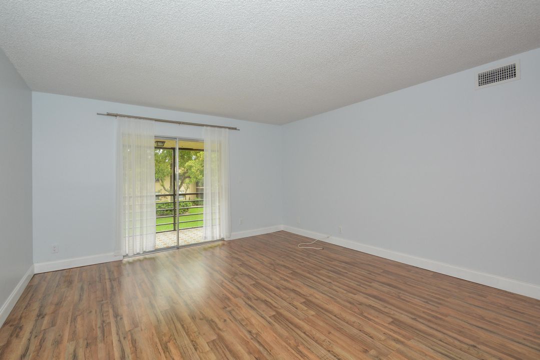 Active With Contract: $1,700 (1 beds, 1 baths, 729 Square Feet)