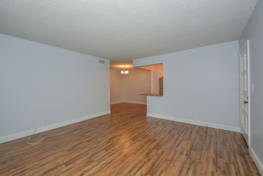 Active With Contract: $1,700 (1 beds, 1 baths, 729 Square Feet)