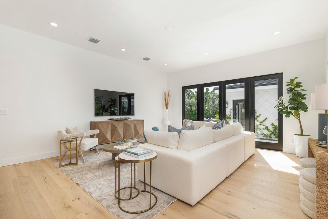 Под контрактом: $1,995,000 (4 спален, 3 ванн, 2215 Квадратных фут)