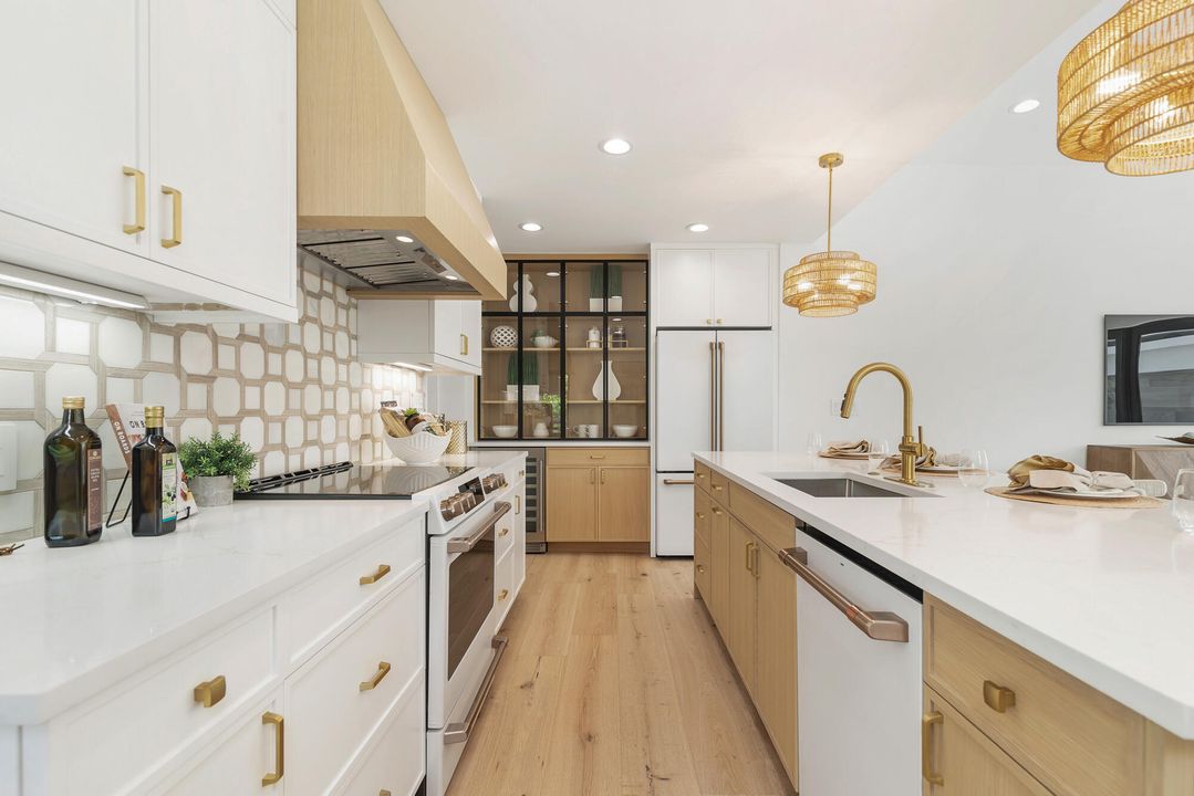 Под контрактом: $1,995,000 (4 спален, 3 ванн, 2215 Квадратных фут)