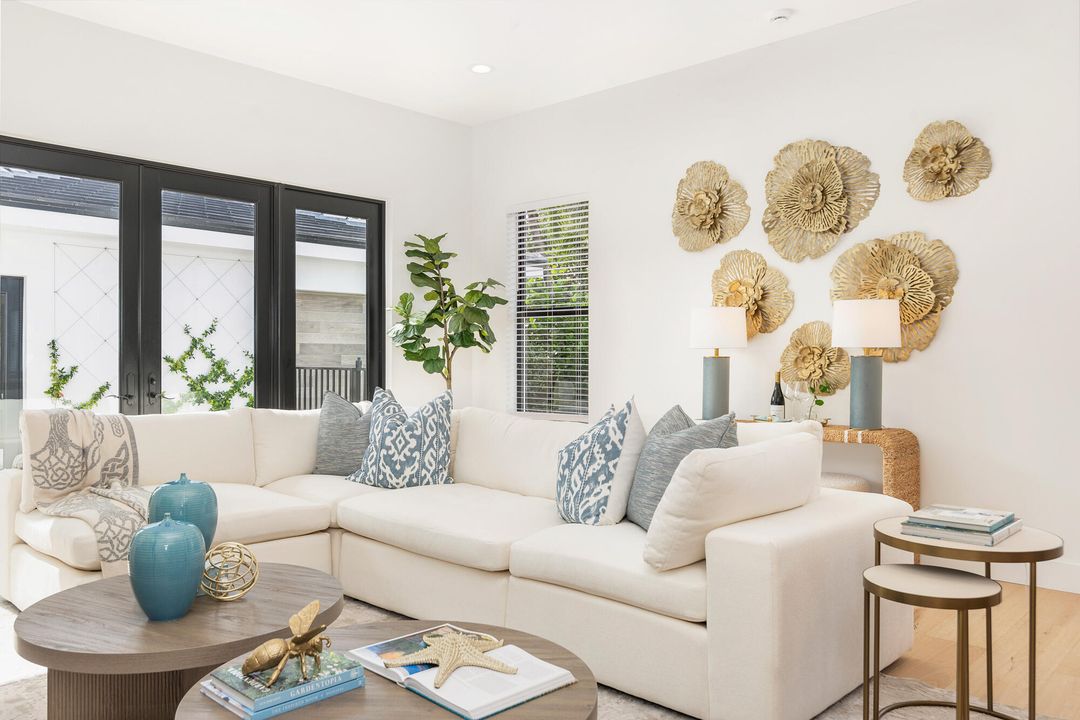 Под контрактом: $1,995,000 (4 спален, 3 ванн, 2215 Квадратных фут)