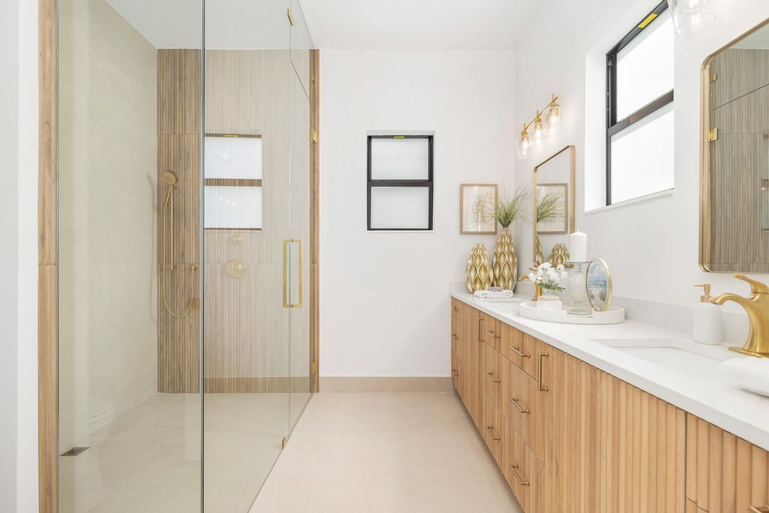 Под контрактом: $1,995,000 (4 спален, 3 ванн, 2215 Квадратных фут)