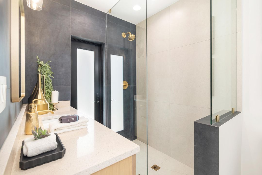 Под контрактом: $1,995,000 (4 спален, 3 ванн, 2215 Квадратных фут)