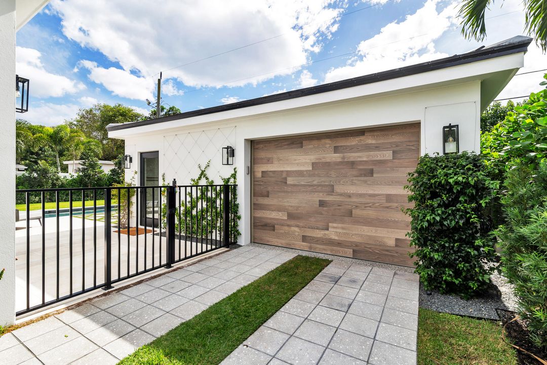 Под контрактом: $1,995,000 (4 спален, 3 ванн, 2215 Квадратных фут)