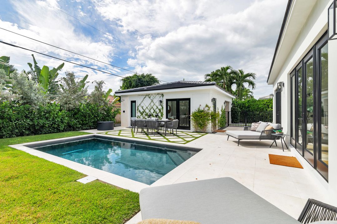 Под контрактом: $1,995,000 (4 спален, 3 ванн, 2215 Квадратных фут)