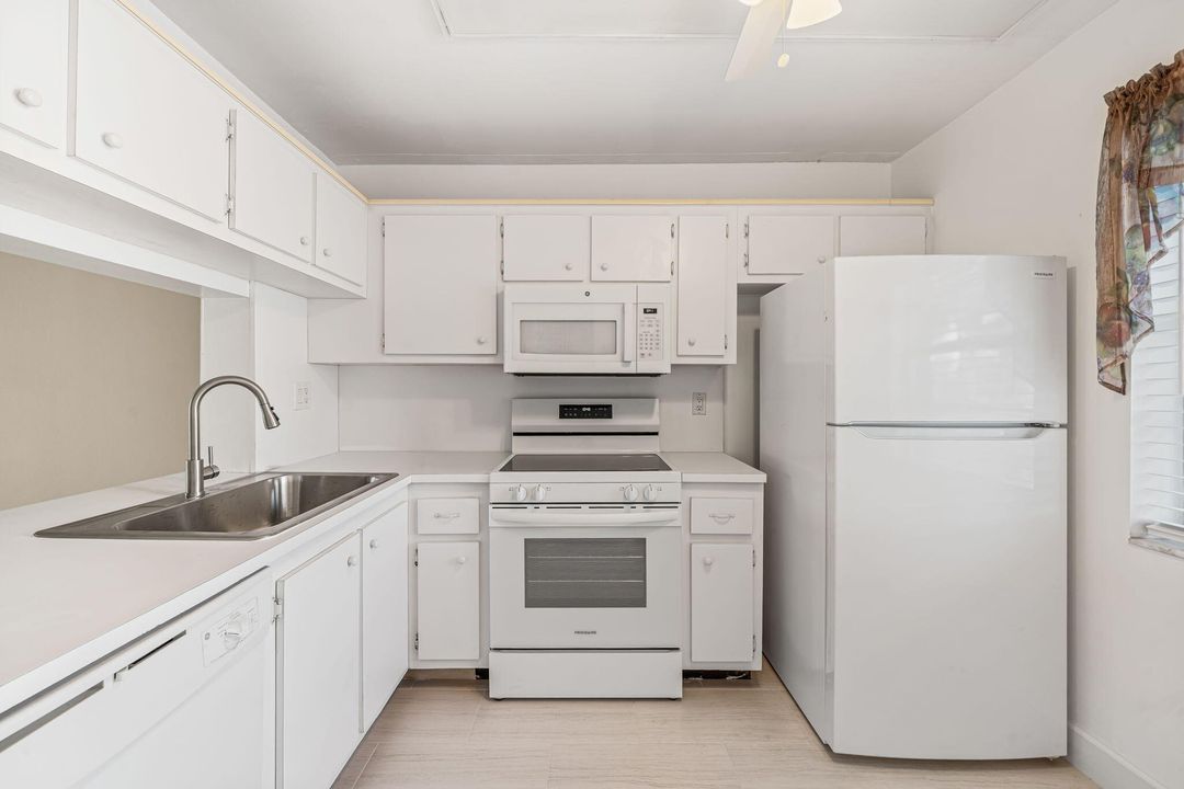 For Rent: $2,400 (2 beds, 2 baths, 1200 Square Feet)