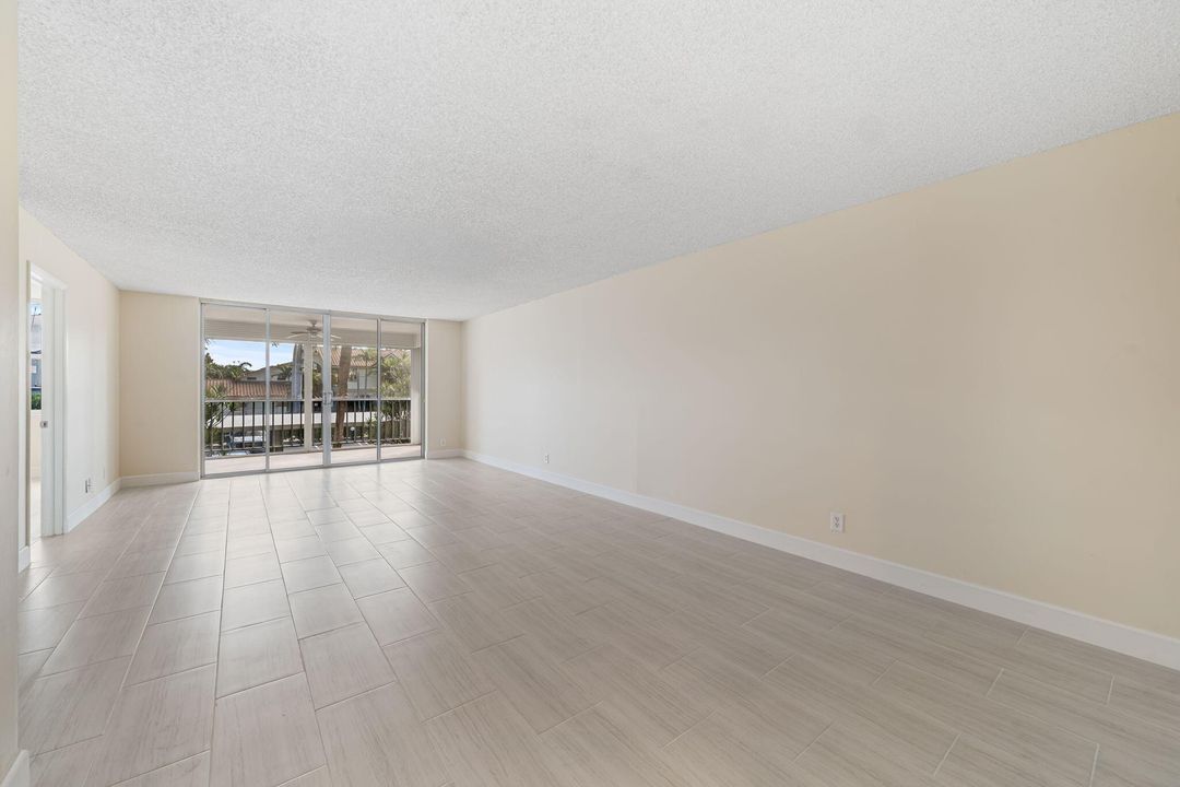 For Rent: $2,400 (2 beds, 2 baths, 1200 Square Feet)