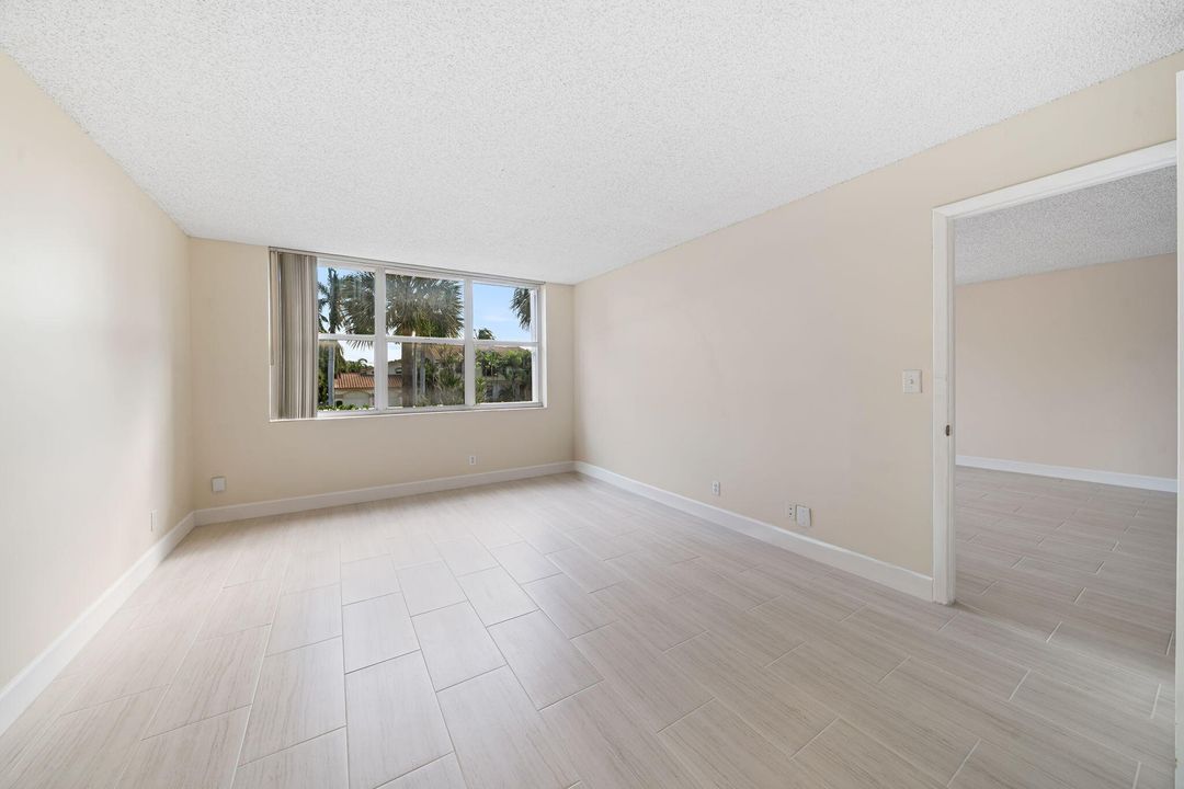 For Rent: $2,400 (2 beds, 2 baths, 1200 Square Feet)