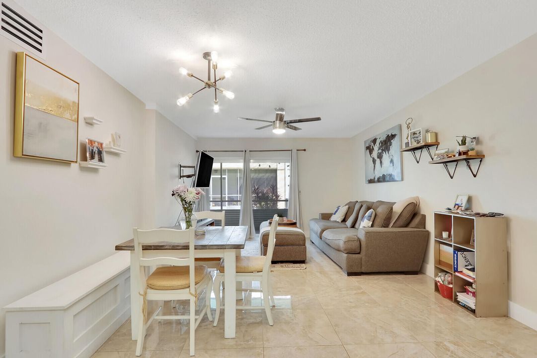 For Rent: $2,100 (2 beds, 2 baths, 940 Square Feet)