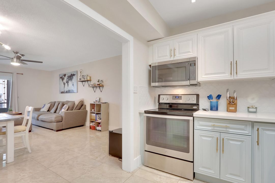 For Rent: $2,100 (2 beds, 2 baths, 940 Square Feet)