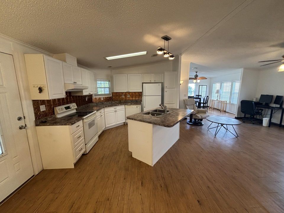 For Sale: $89,000 (2 beds, 2 baths, 1420 Square Feet)