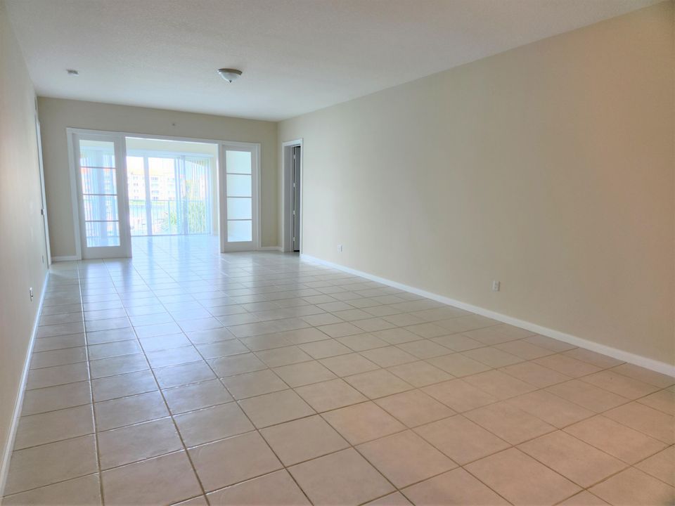 For Rent: $2,600 (2 beds, 2 baths, 1989 Square Feet)