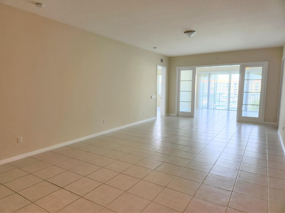 For Rent: $2,600 (2 beds, 2 baths, 1989 Square Feet)