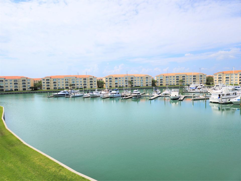 For Rent: $2,600 (2 beds, 2 baths, 1989 Square Feet)