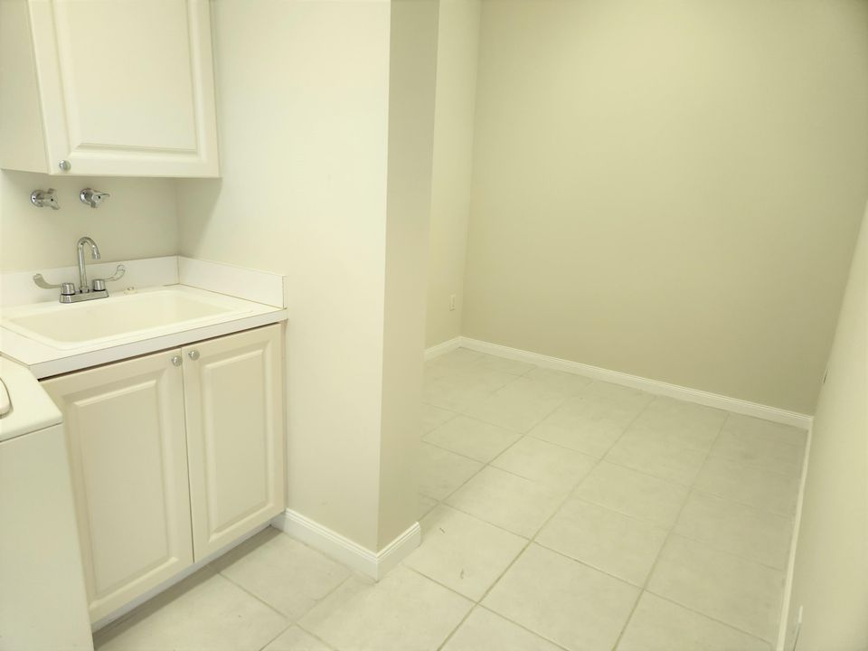 For Rent: $2,600 (2 beds, 2 baths, 1989 Square Feet)