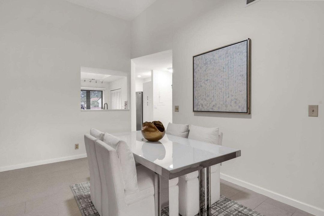 合同活跃: $3,600 (3 贝兹, 2 浴室, 1526 平方英尺)