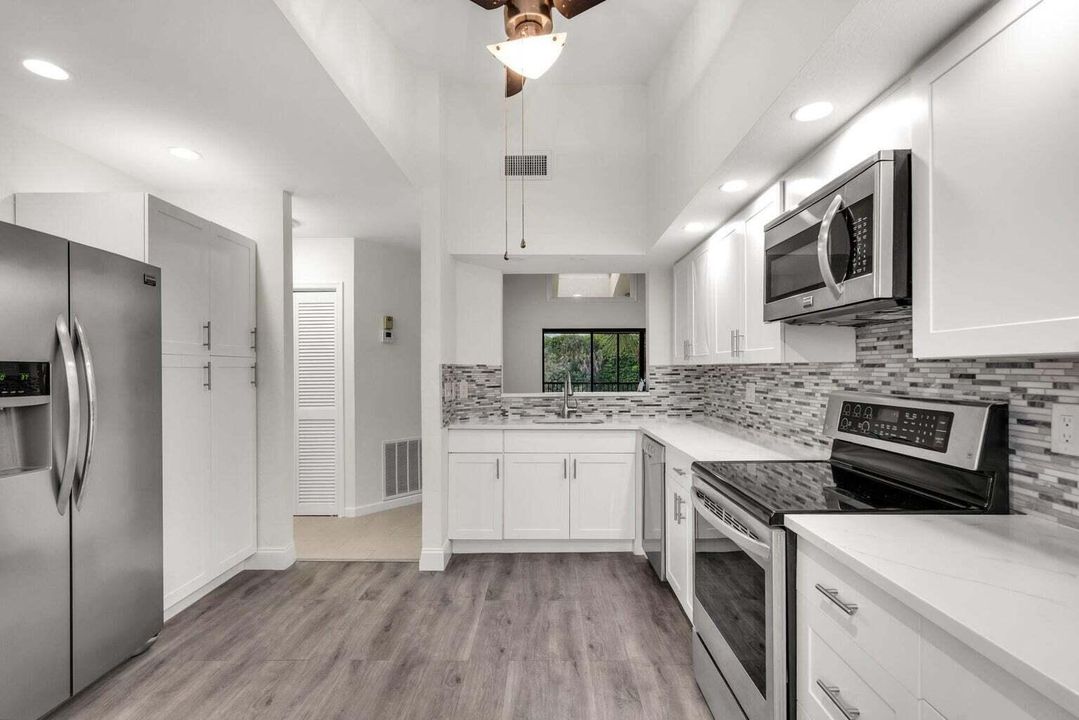 合同活跃: $3,600 (3 贝兹, 2 浴室, 1526 平方英尺)