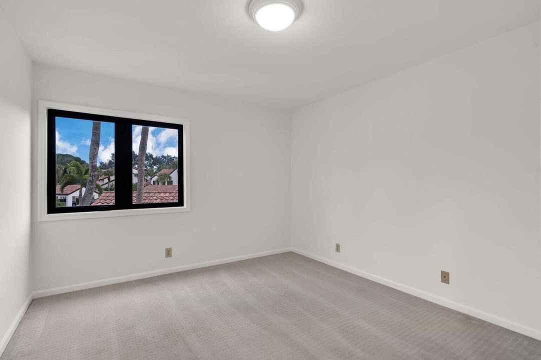 合同活跃: $3,600 (3 贝兹, 2 浴室, 1526 平方英尺)